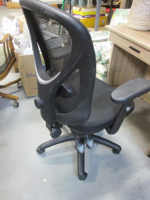 Ergonomical Swiveling Desk Chair