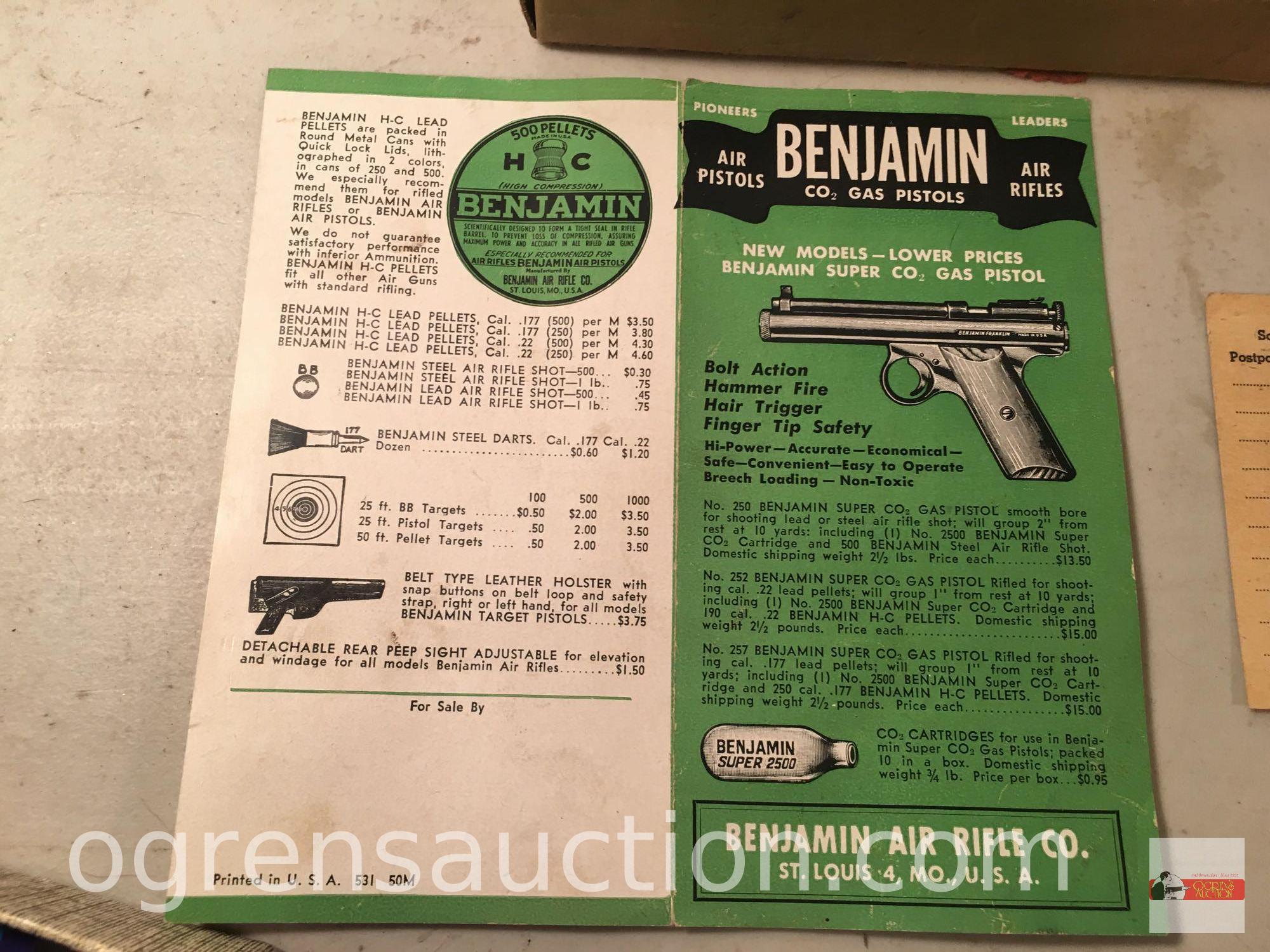 Benjamin CO2 gas pistol, 4 cartridges, orig. box
