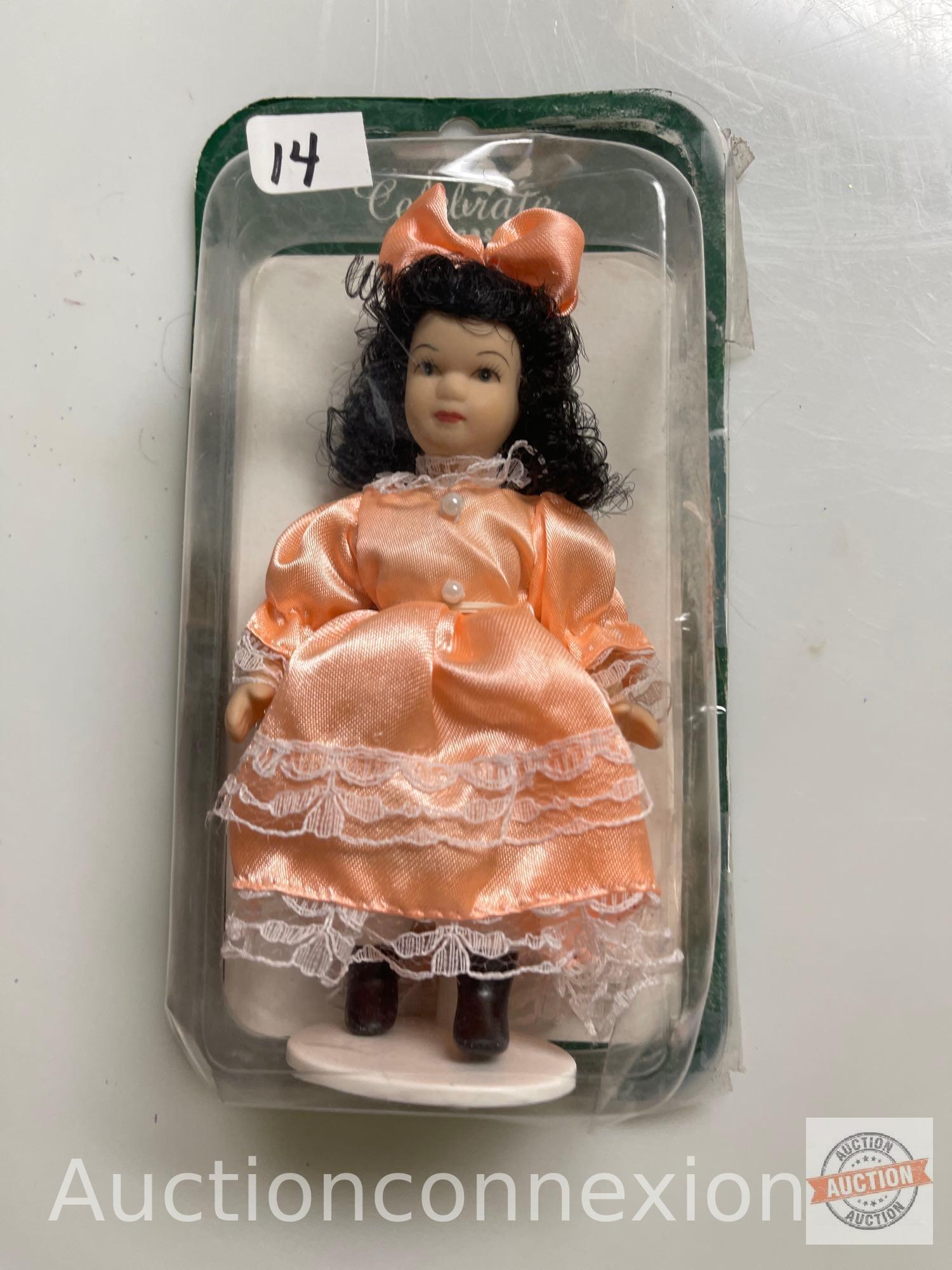 Dolls - 6 small dolls