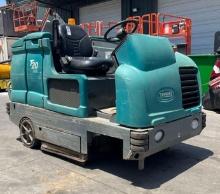 TENNANT RIDE ON SWEEPER MODEL S20, LP POWERED ,... RUNS & OPERATES...
