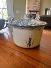 ROSEVILLE POTTERY WITH LID