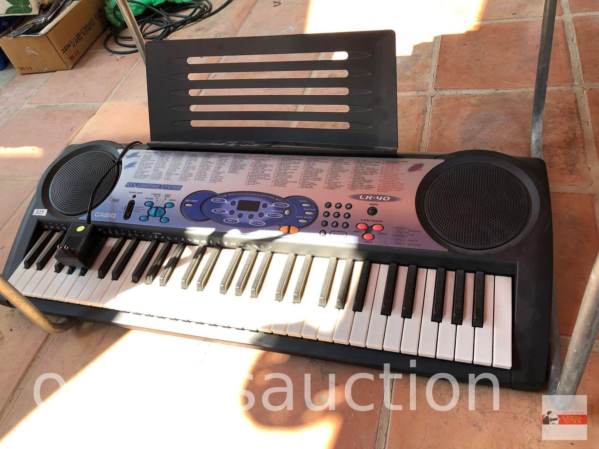 Keyboard - Casio electronic keyboard w/key lighting system, LK-40
