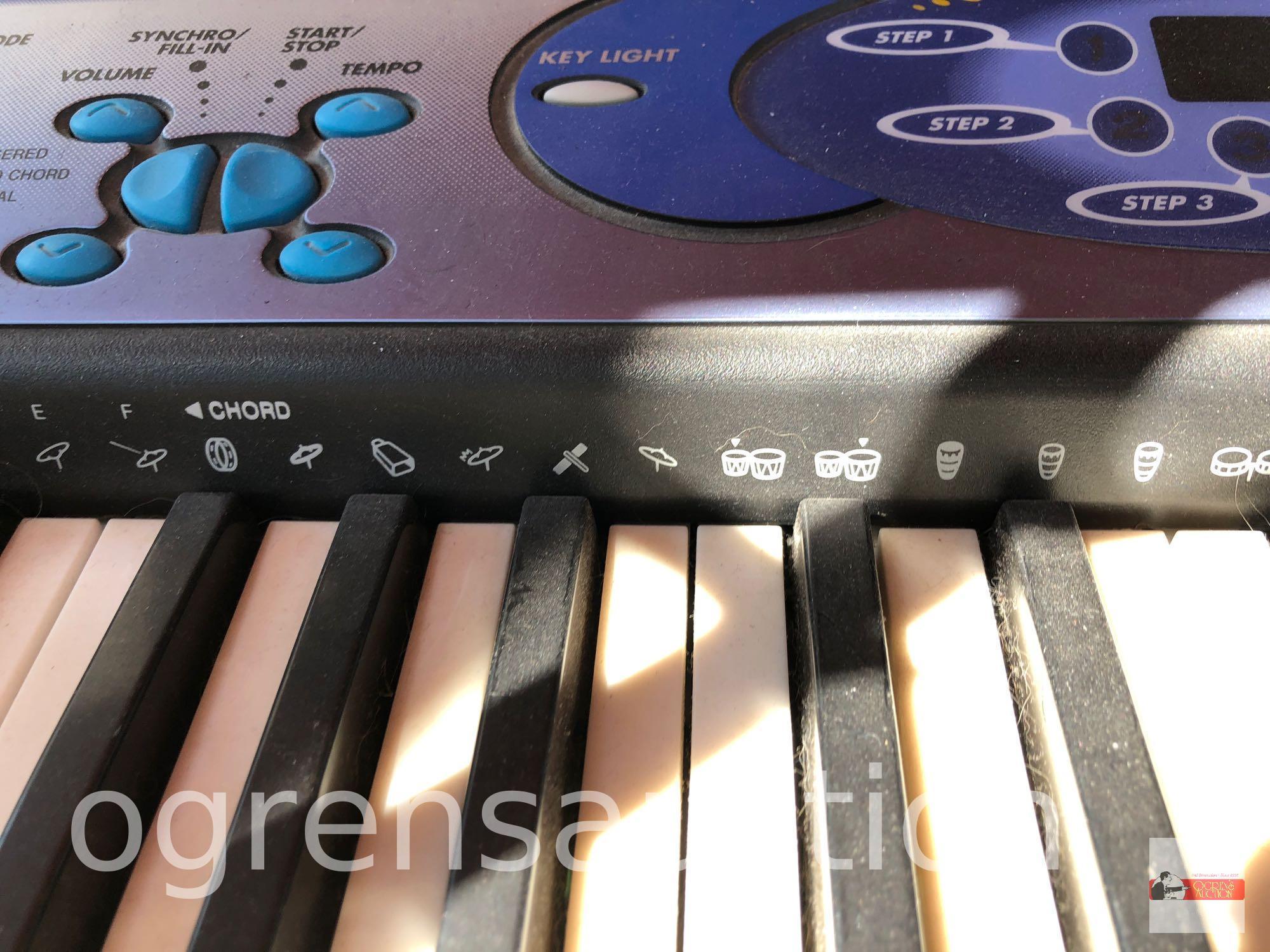 Keyboard - Casio electronic keyboard w/key lighting system, LK-40