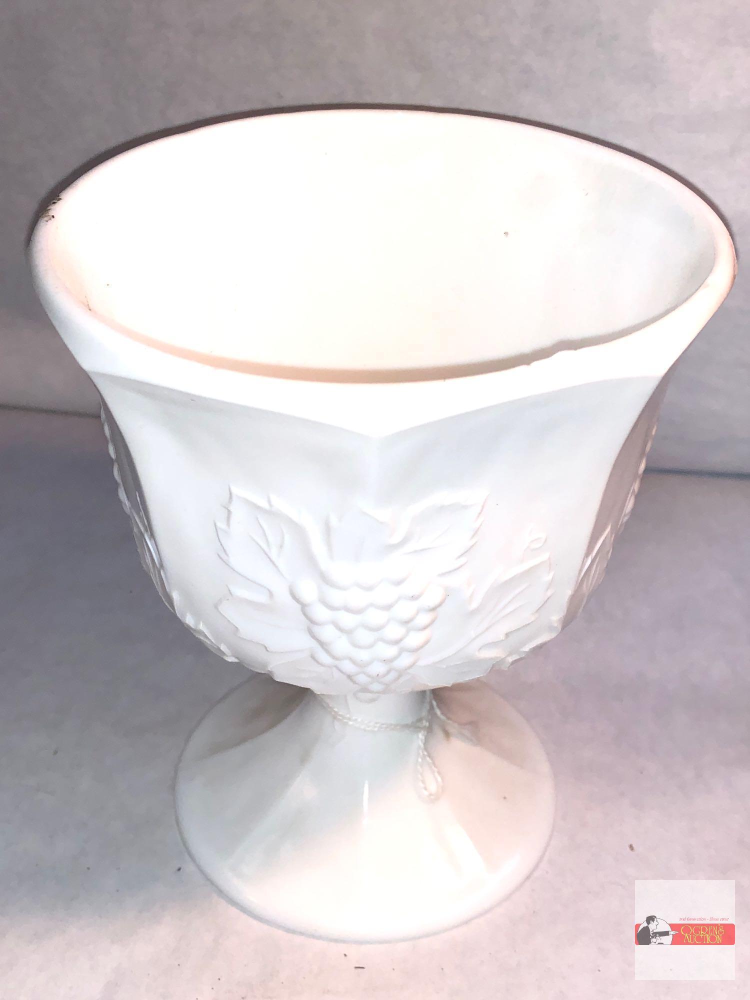 8 items - Vases, bowl and 2 pedestal dessert stems