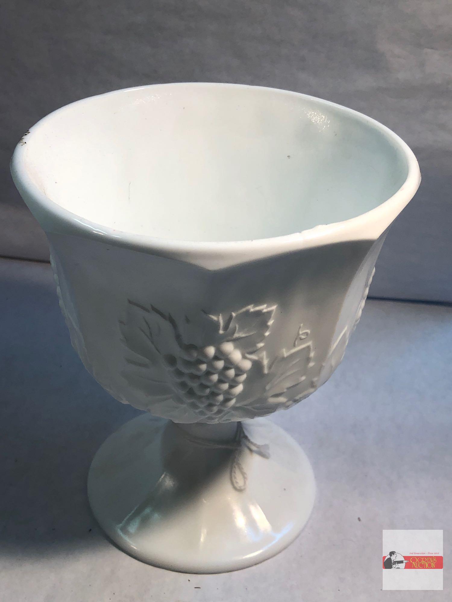 8 items - Vases, bowl and 2 pedestal dessert stems