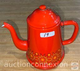 Vintage enamel ware coffee pot 8"h and 2 70's mugs 5"h