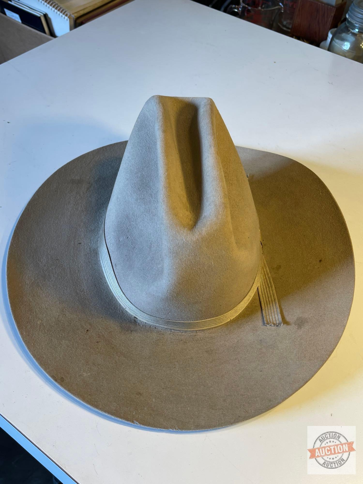 2 men's Western felt hats