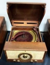 Zenith 1951 Phonograph - The Beacon Hill, Model H665R, 15"x17½"x9", Radio W