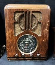 Zenith 1930s Black Dial Tombstone Radio - Wood Case, 13½"x9½"x17½", Lights