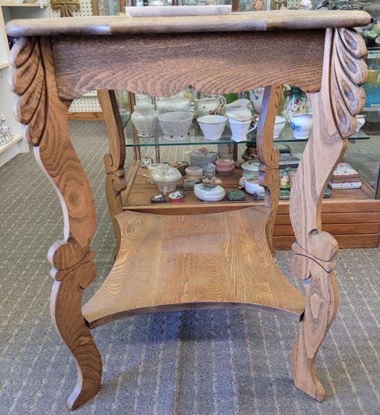 Oak end table w/shelf square top