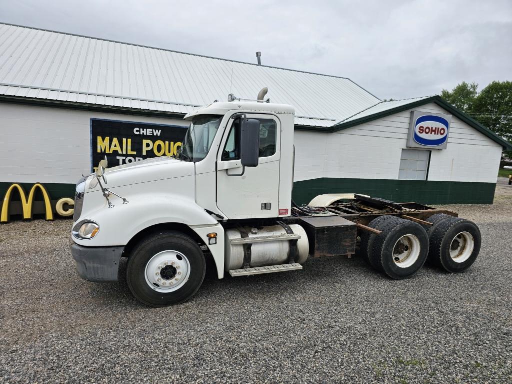 2005 Freightliner Daycab Semi Truck