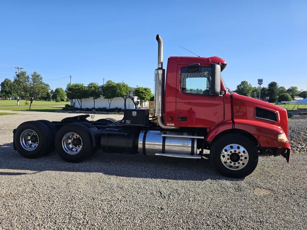 2005 Volvo VNM Daycab Semi Truck