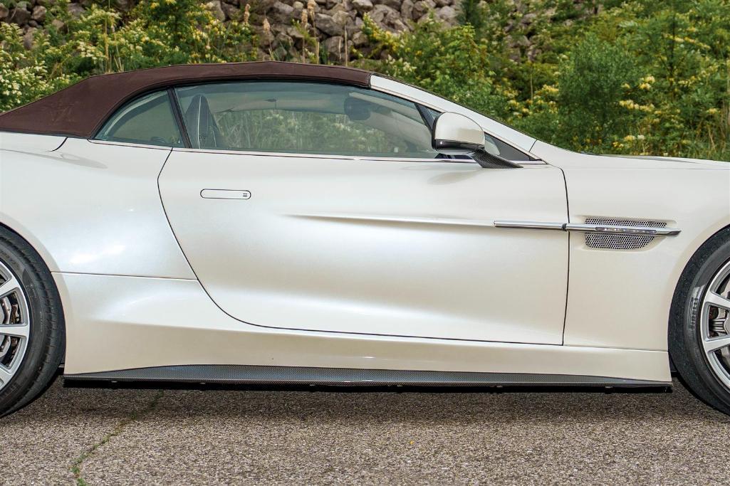 2016 ASTON MARTIN VANQUISH VOLANTE CARBON