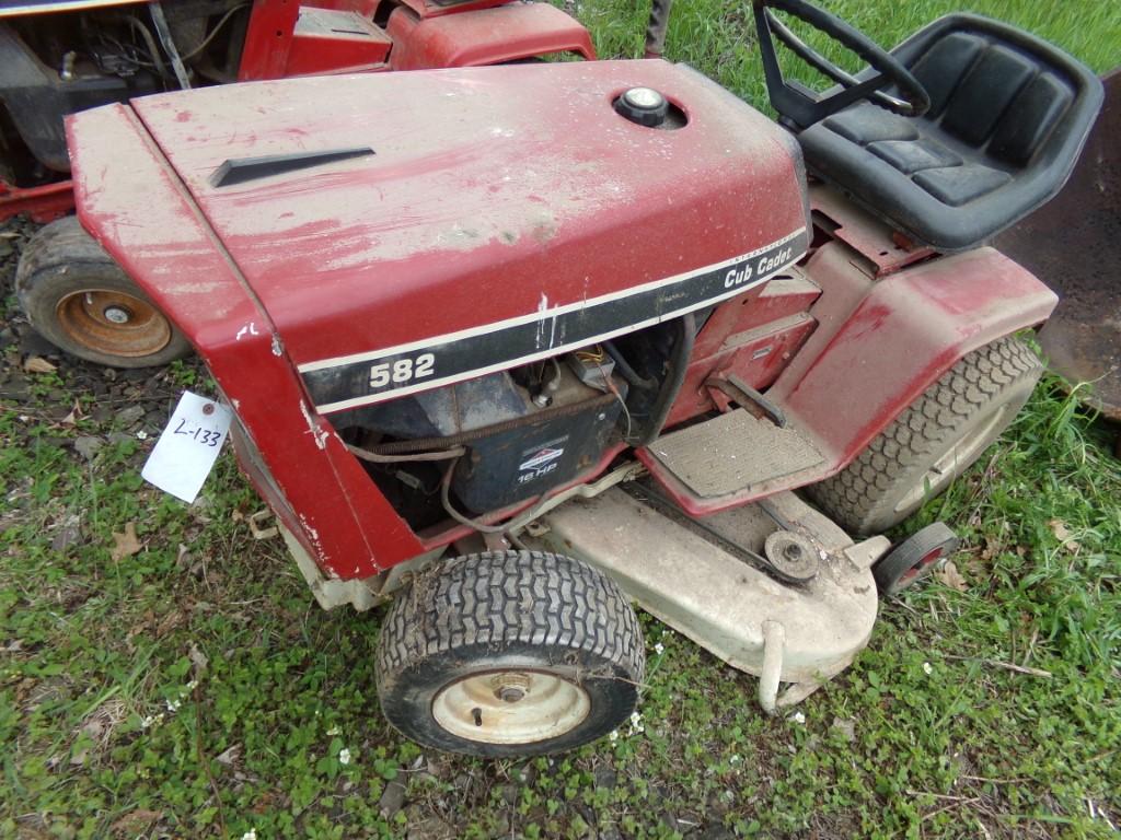 Cub Cadet 582 Red Garden Tractor, Gear Shift, w/44'' Deck  (133)