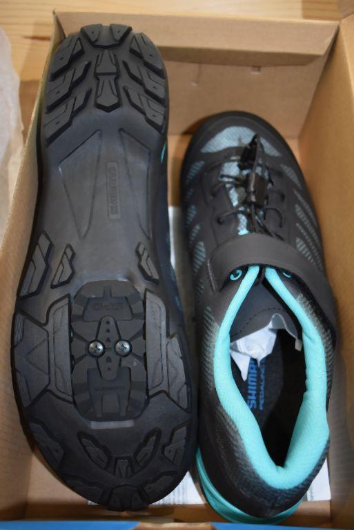 PAIR OF SHIMANO BIKE SHOES, MODEL MT5W