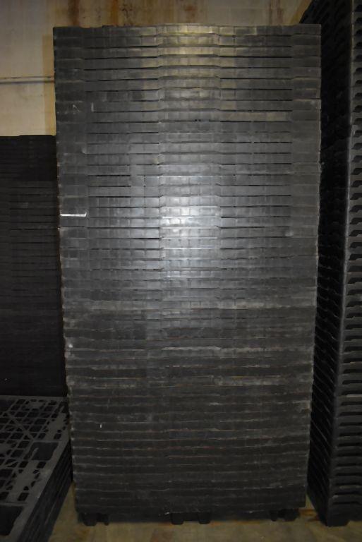 (1) COLUMN OF NESTING PLASTIC PALLETS, 39" x 47" x