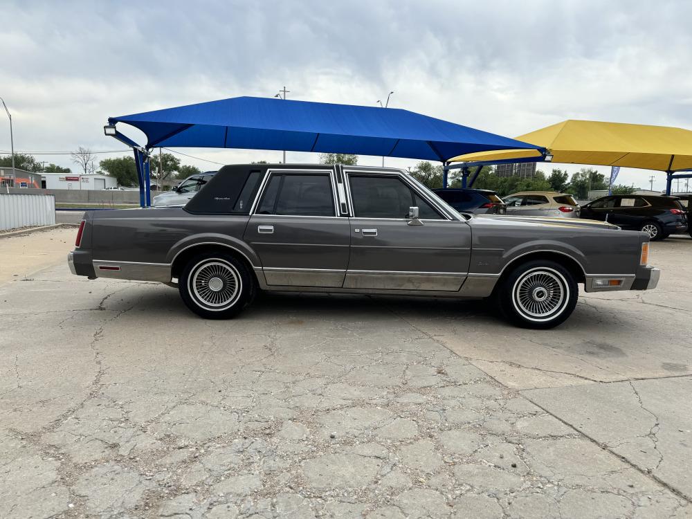 [NO RESERVE] 1989 Lincoln Town Car Sedan