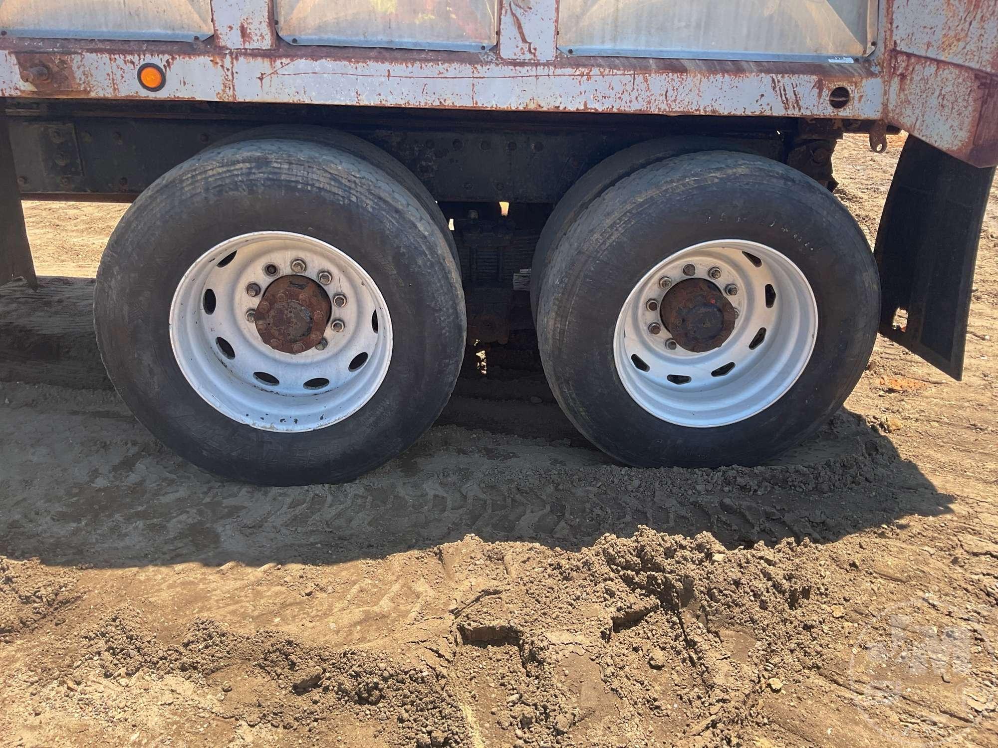 1993 PETERBILT 357 TANDEM AXLE DUMP TRUCK VIN: 1XPALA9X2PN332387