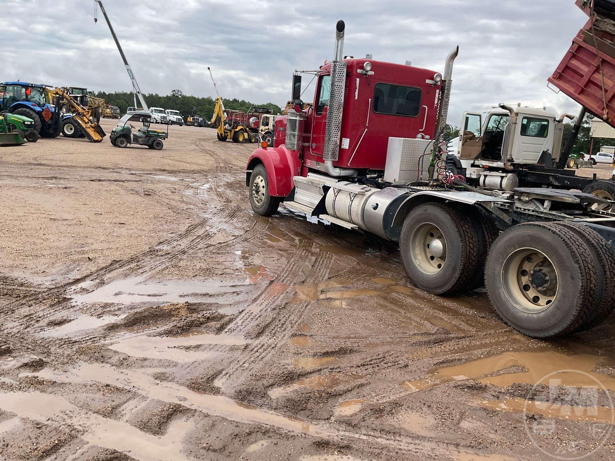 2019 KENWORTH W900 SERIES TANDEM AXLE DAY CAB TRUCK TRACTOR VIN: 1XKWD49X8KJ245832