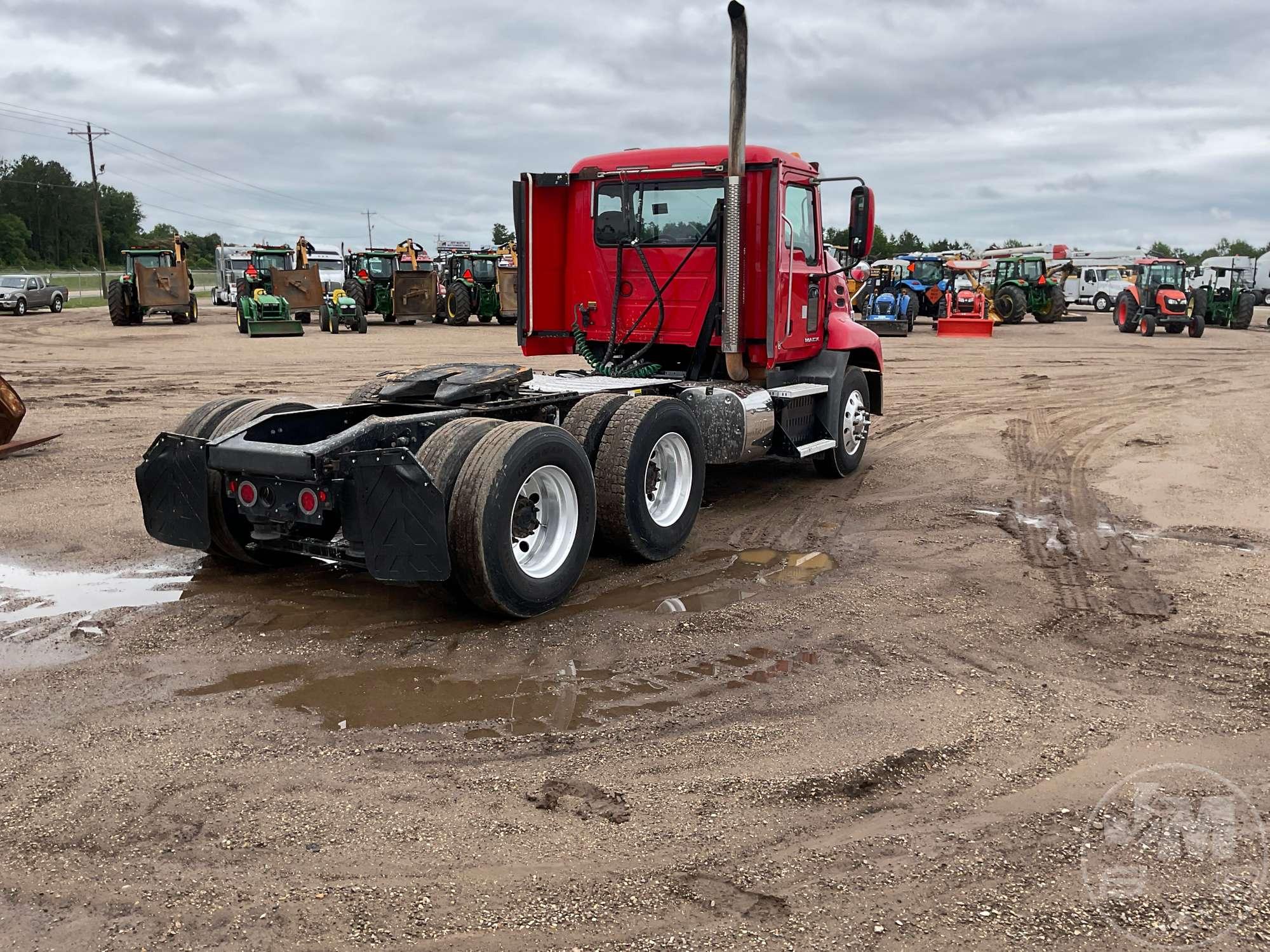 2013 MACK  CXU613 TANDEM AXLE DAY CAB TRUCK TRACTOR VIN: 1M1AW09YODM036071