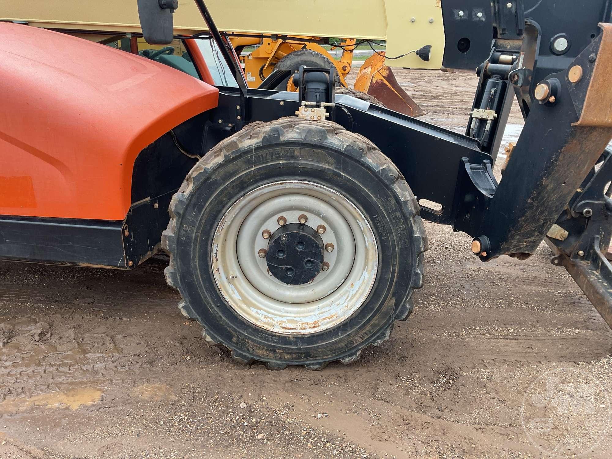 2016 JLG 1055 TELESCOPIC FORKLIFT SN: 0160076572