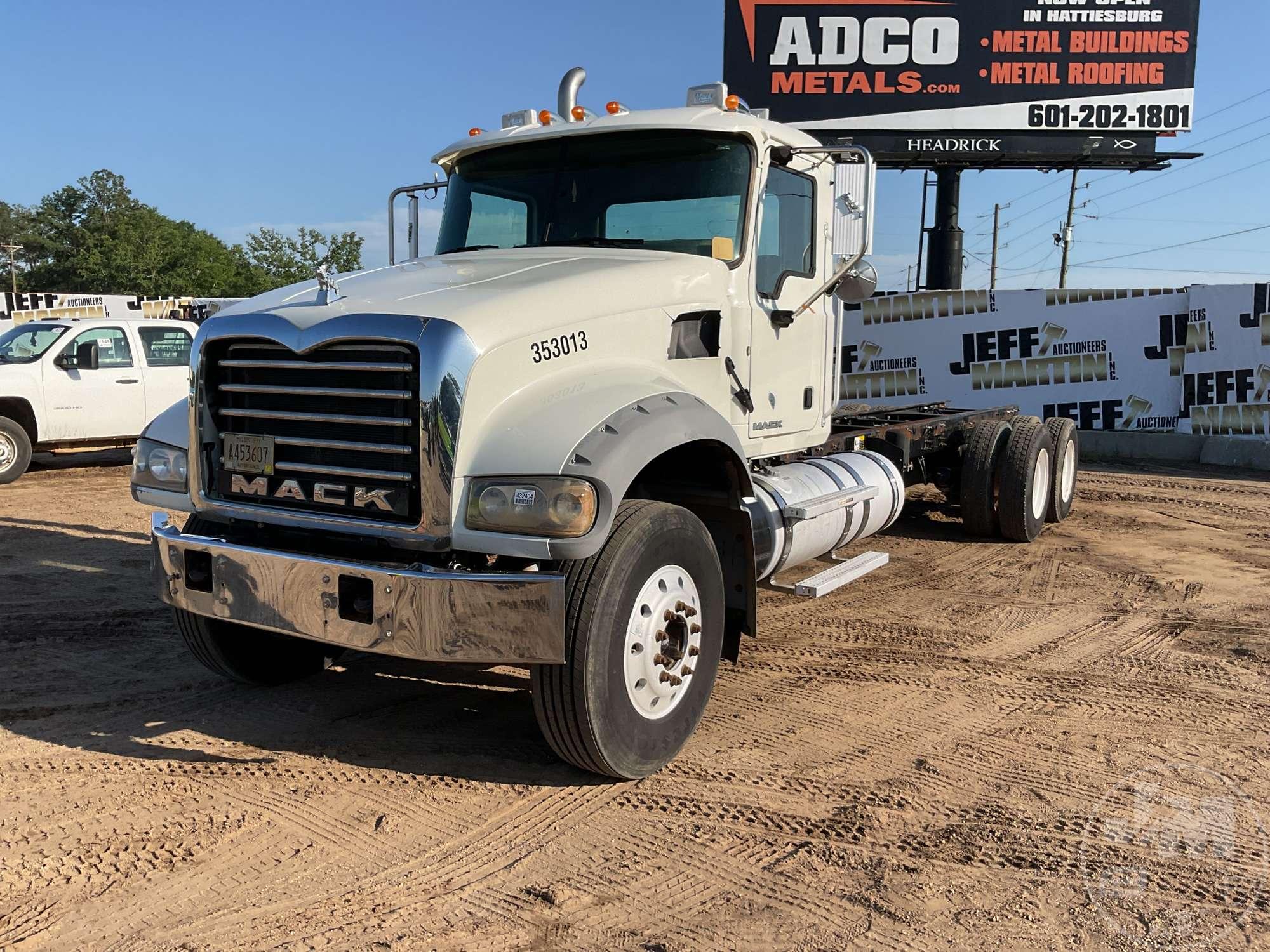 2013 MACK GU (GRANITE) TANDEM AXLE VIN: 1M2AX09C8DM017264 CAB & CHASSIS