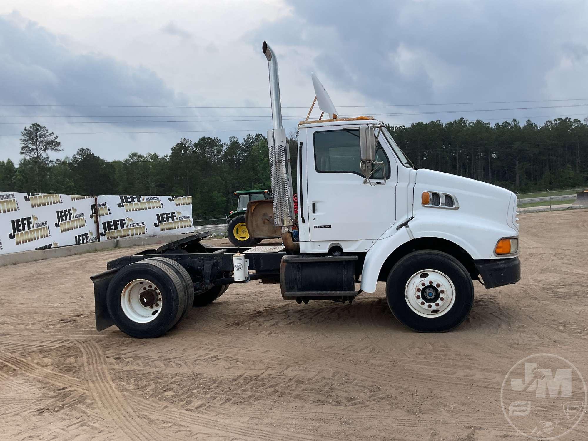 2000 STERLING TRUCK A9500 SERIES SINGLE AXLE DAY CAB TRUCK TRACTOR 2FWWHWDB2YAF72031