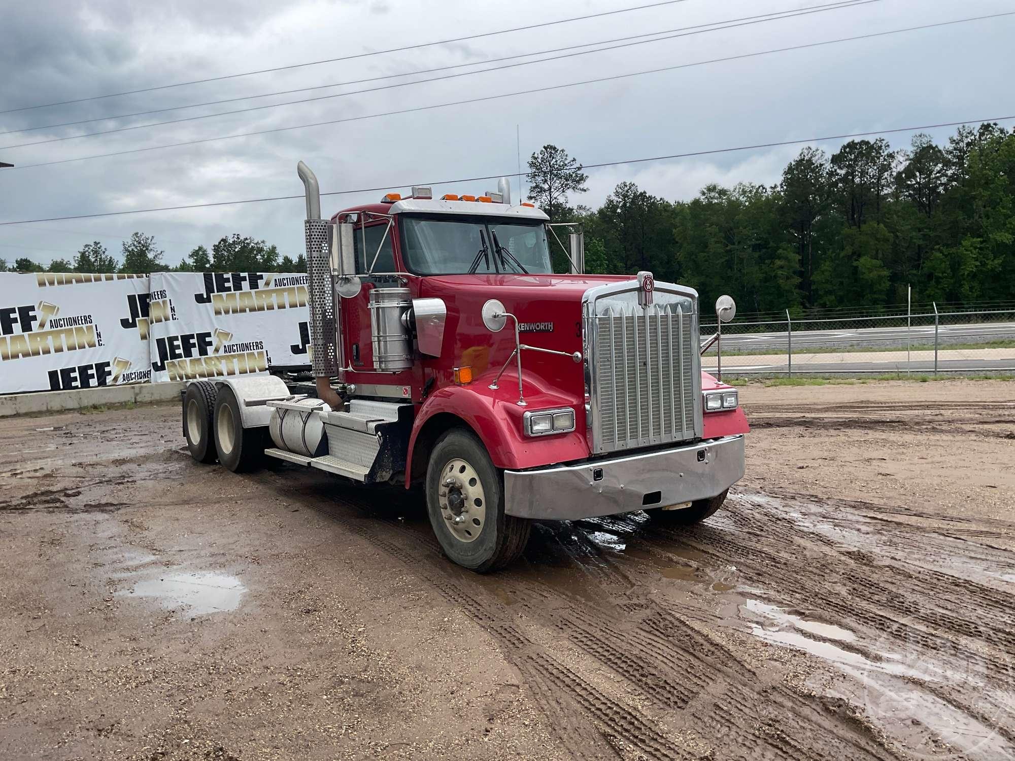 2019 KENWORTH W900 SERIES TANDEM AXLE DAY CAB TRUCK TRACTOR VIN: 1XKWD49X8KJ245832