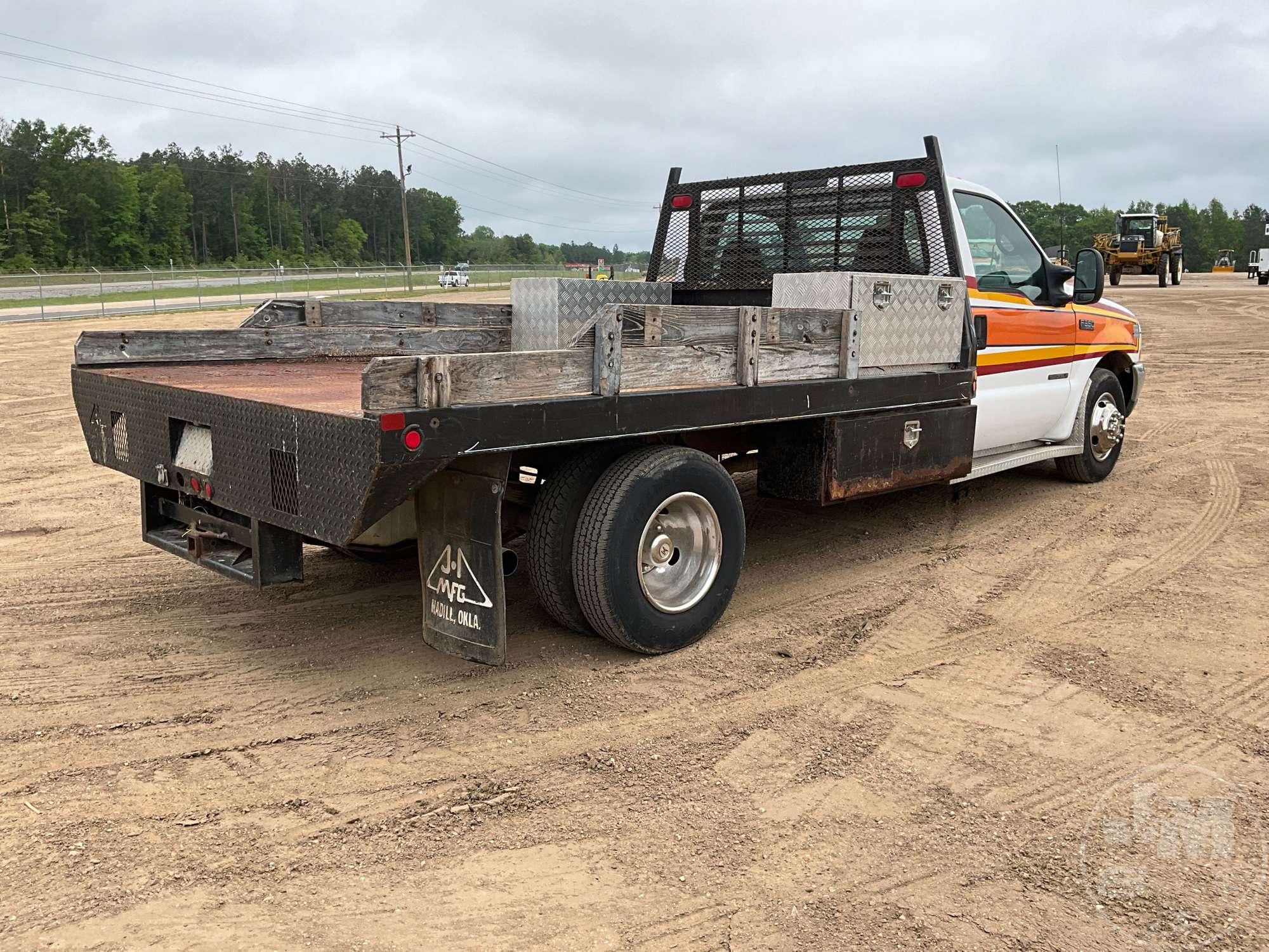 2002 FORD F-350XLT SD SINGLE AXLE REGULAR CAB FLATBED TRUCK VIN: 1FDWF36FX2EC66455