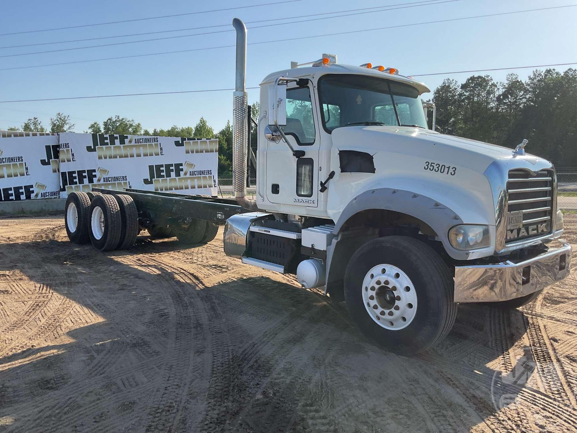 2013 MACK GU (GRANITE) TANDEM AXLE VIN: 1M2AX09C8DM017264 CAB & CHASSIS