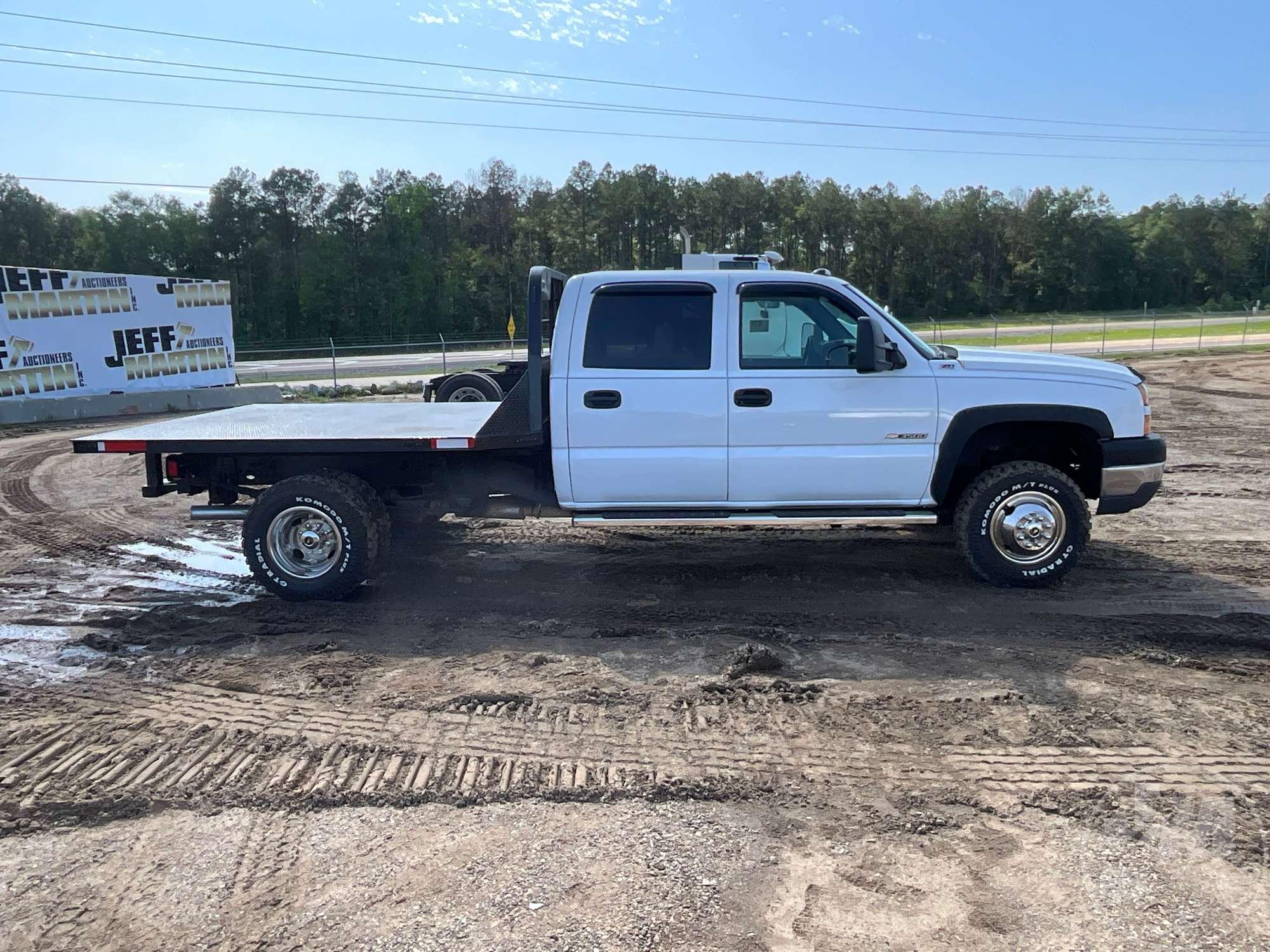 2006 CHEVROLET SILVERADO SINGLE AXLE CREW CAB 4X4 FLATBED TRUCK VIN: 1GCJK33U86F161233