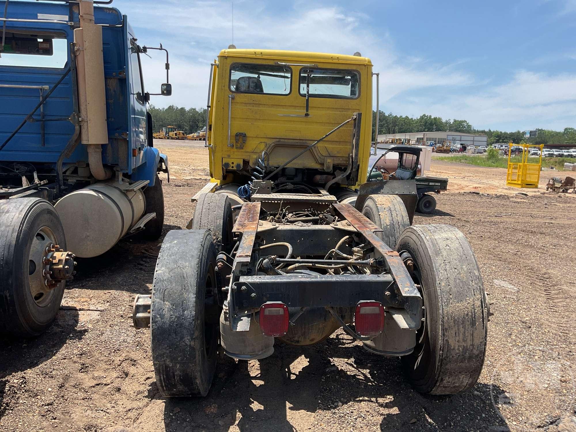 2001 FREIGHTLINER  T/A VIN: 1FUYTWEB41HH07186