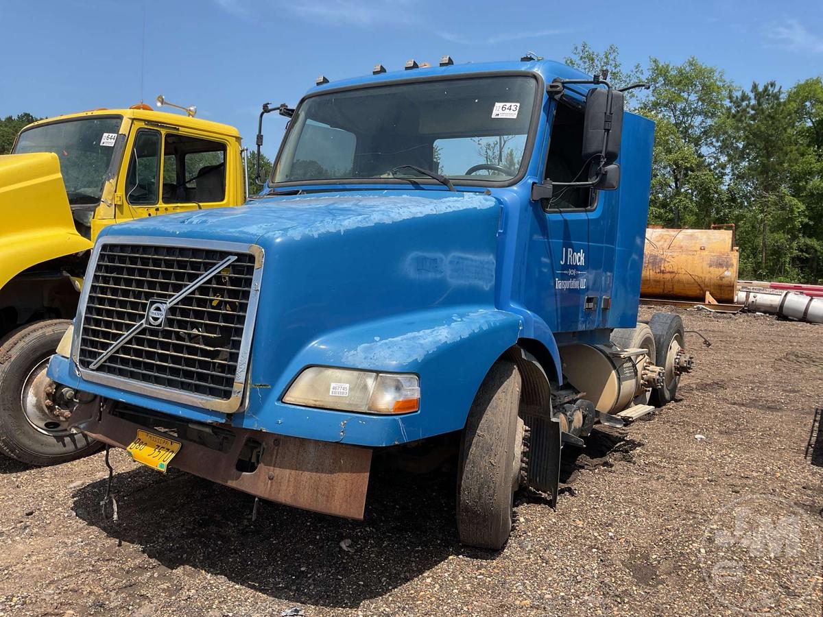 2004 VOLVO TRUCK VNM VIN: 4V4MC9GF04N361068