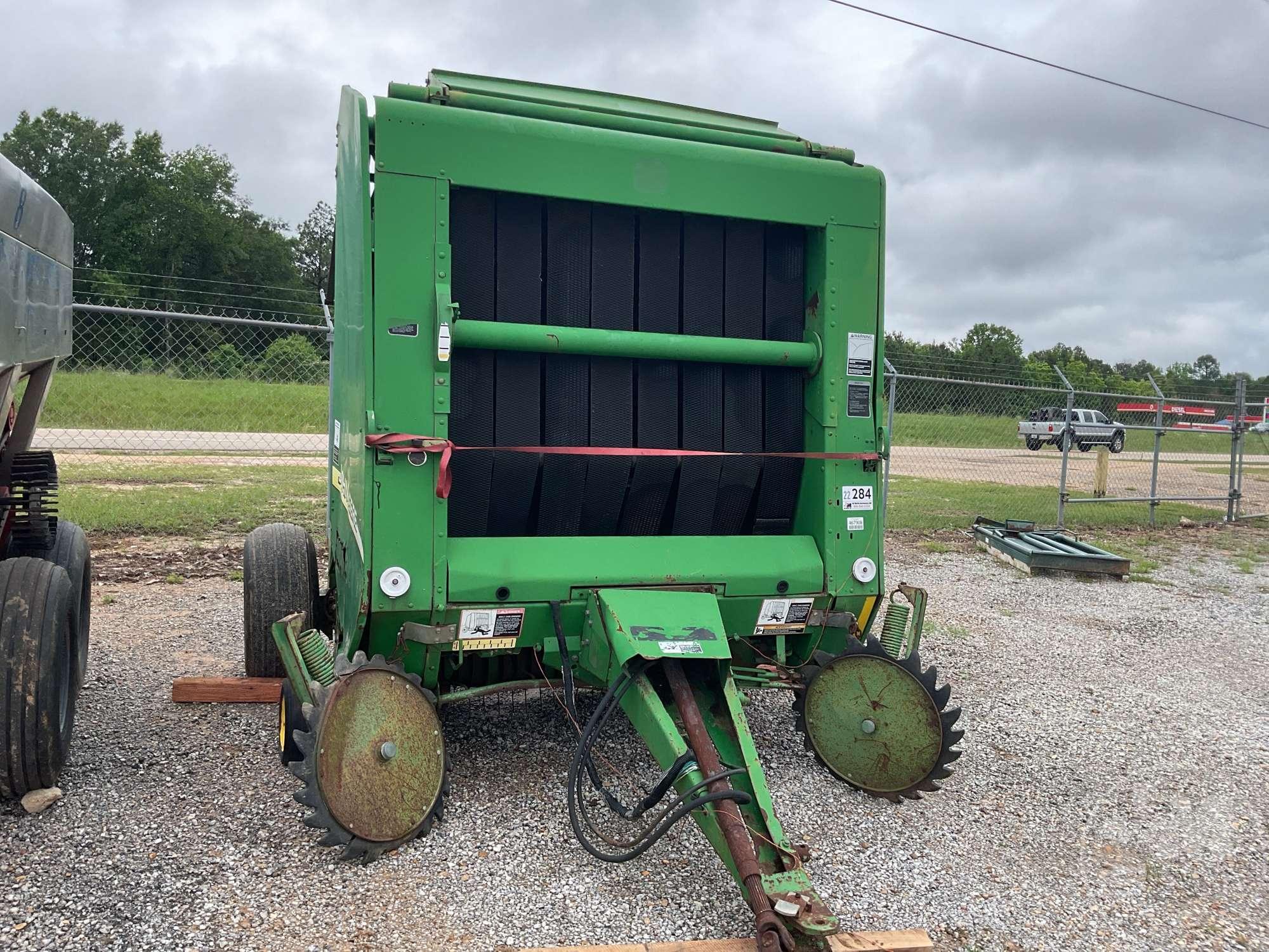 JOHN DEERE ROUND BALER 567