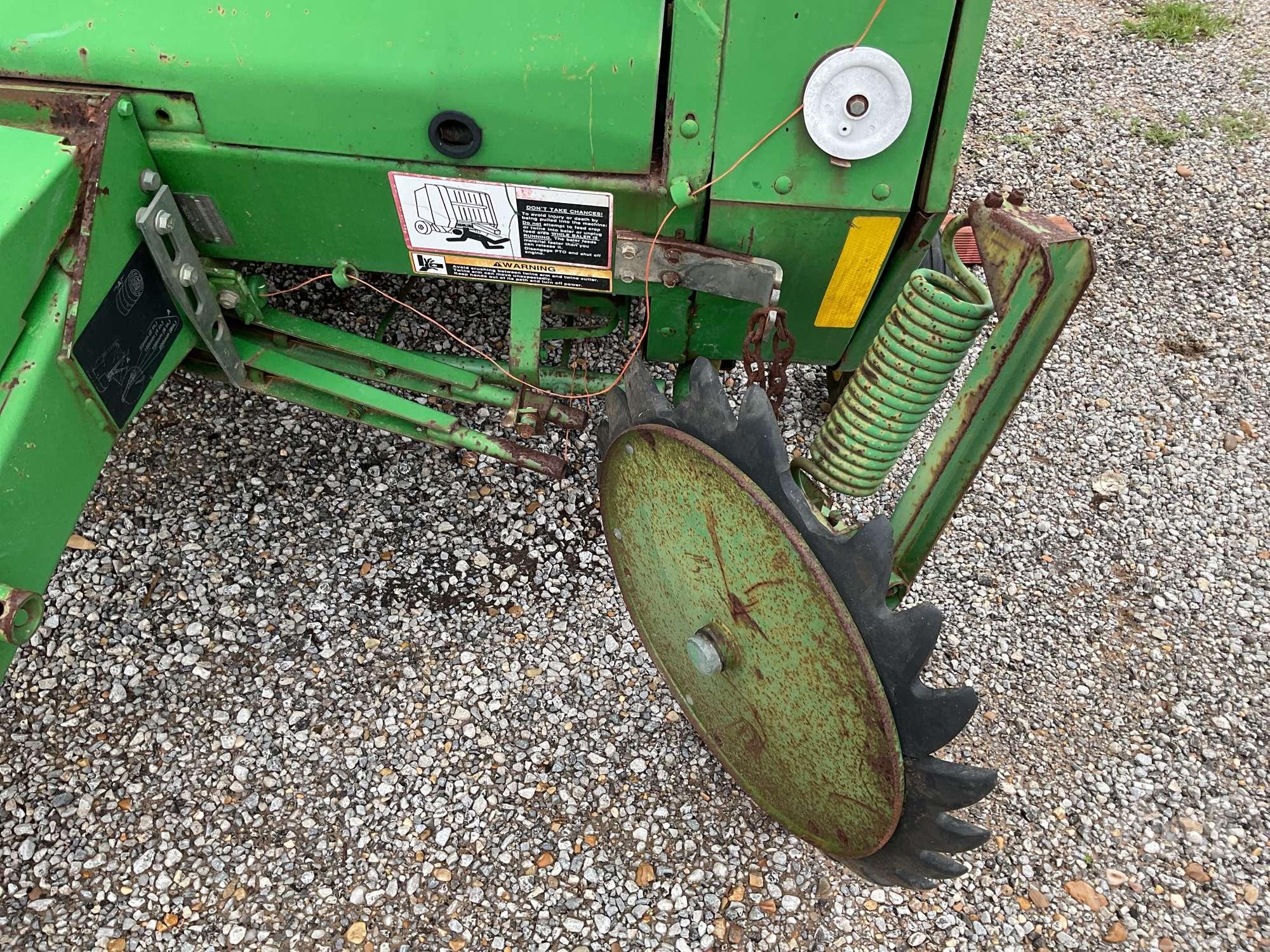 JOHN DEERE ROUND BALER 567