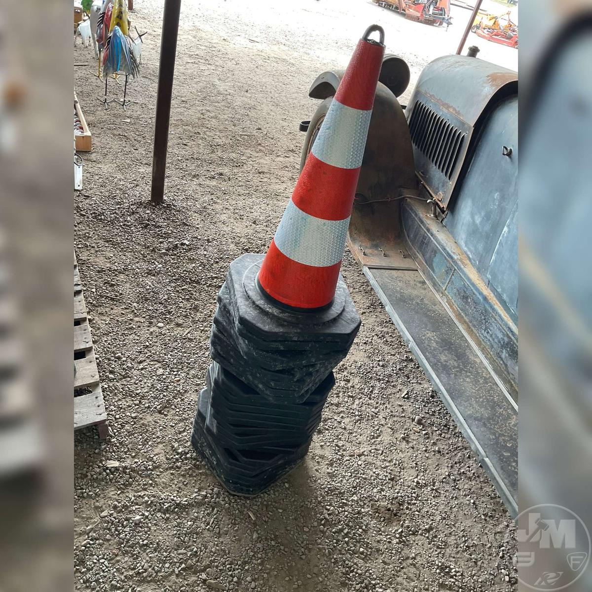 QTY(25) SAFETY TRAFFIC CONES