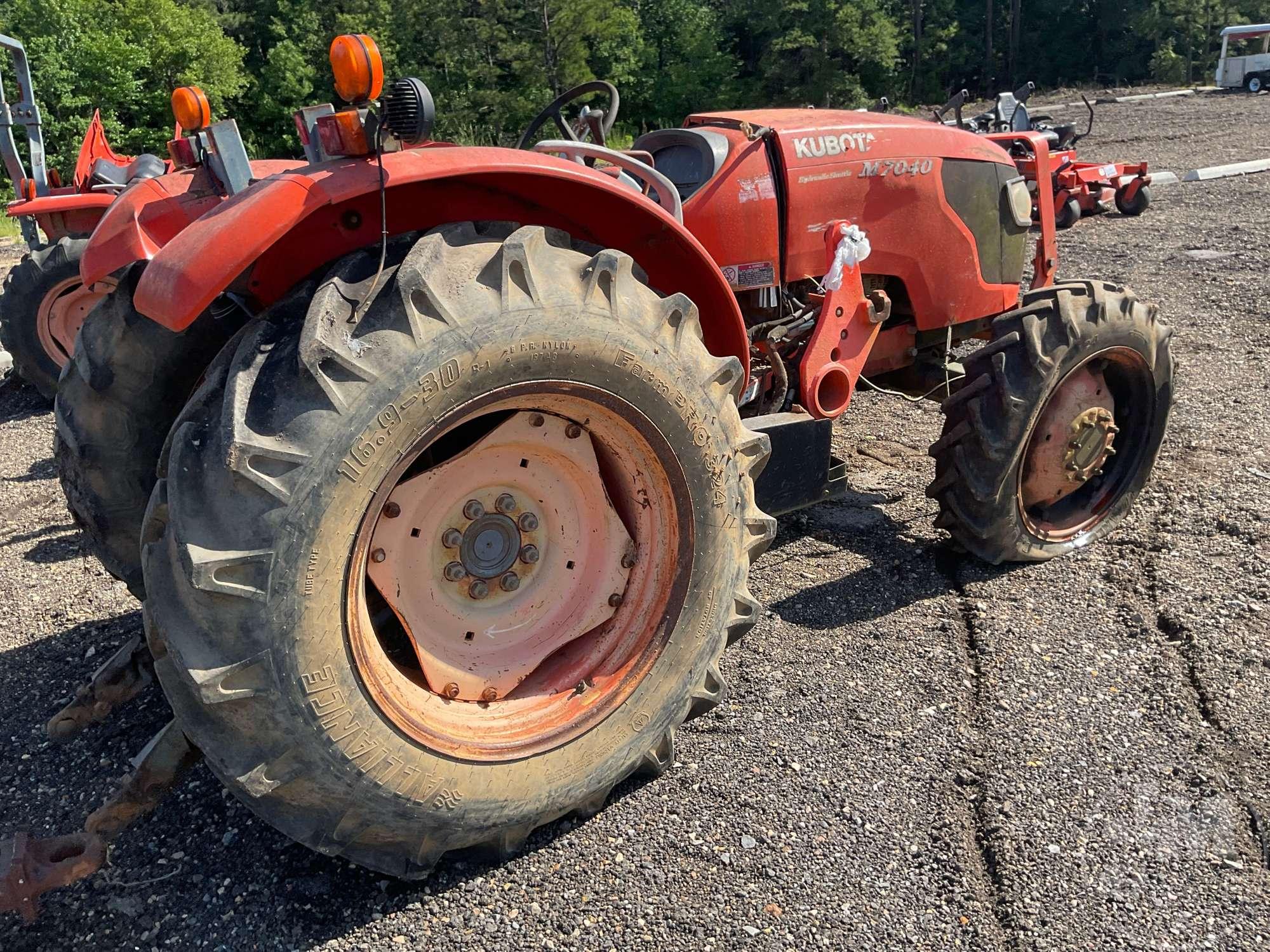 KUBOTA M7040 TRACTOR