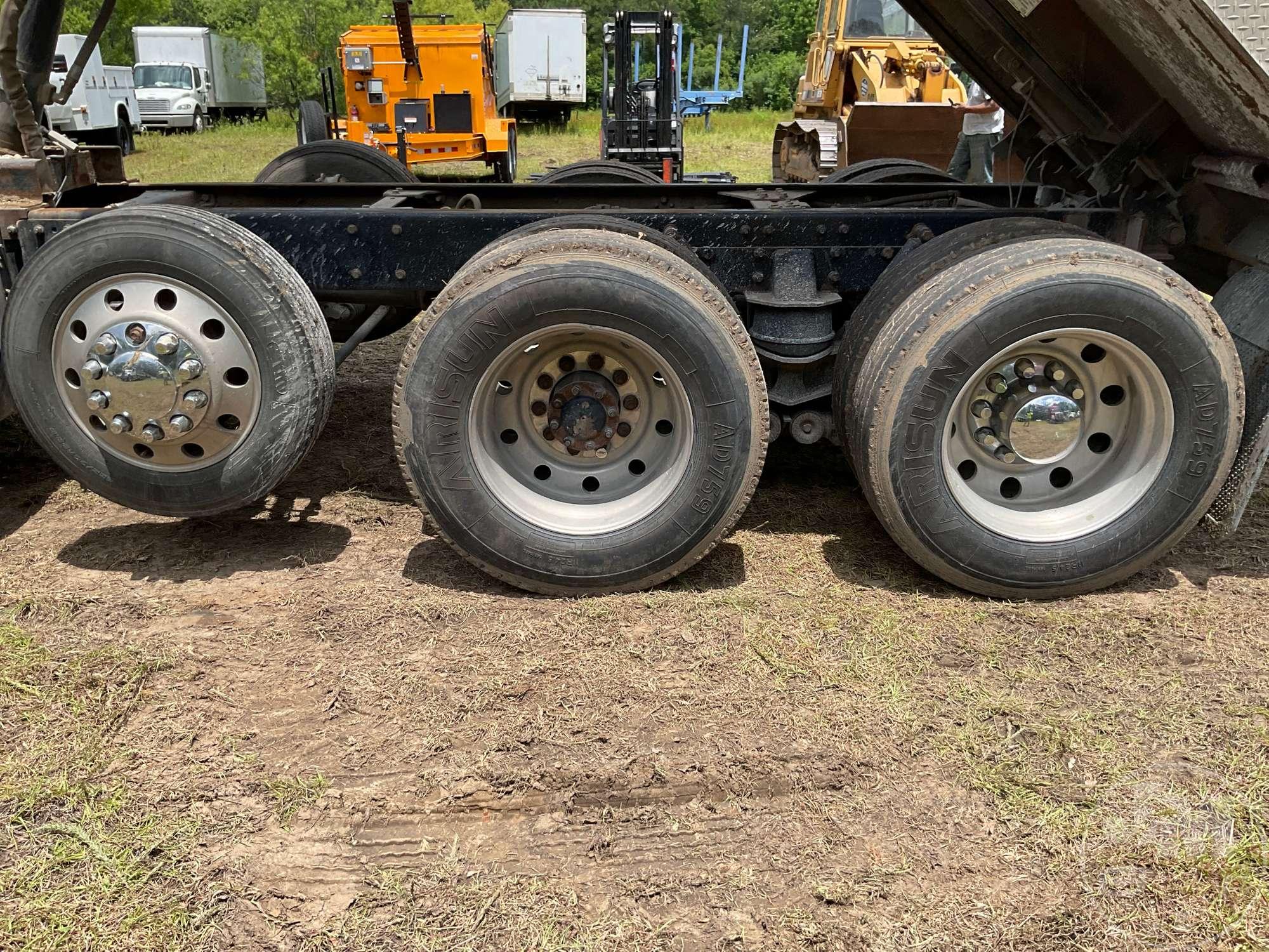 2017 KENWORTH T880 TRI-AXLE DUMP TRUCK VIN: 1NKZXPEX2HJ160936