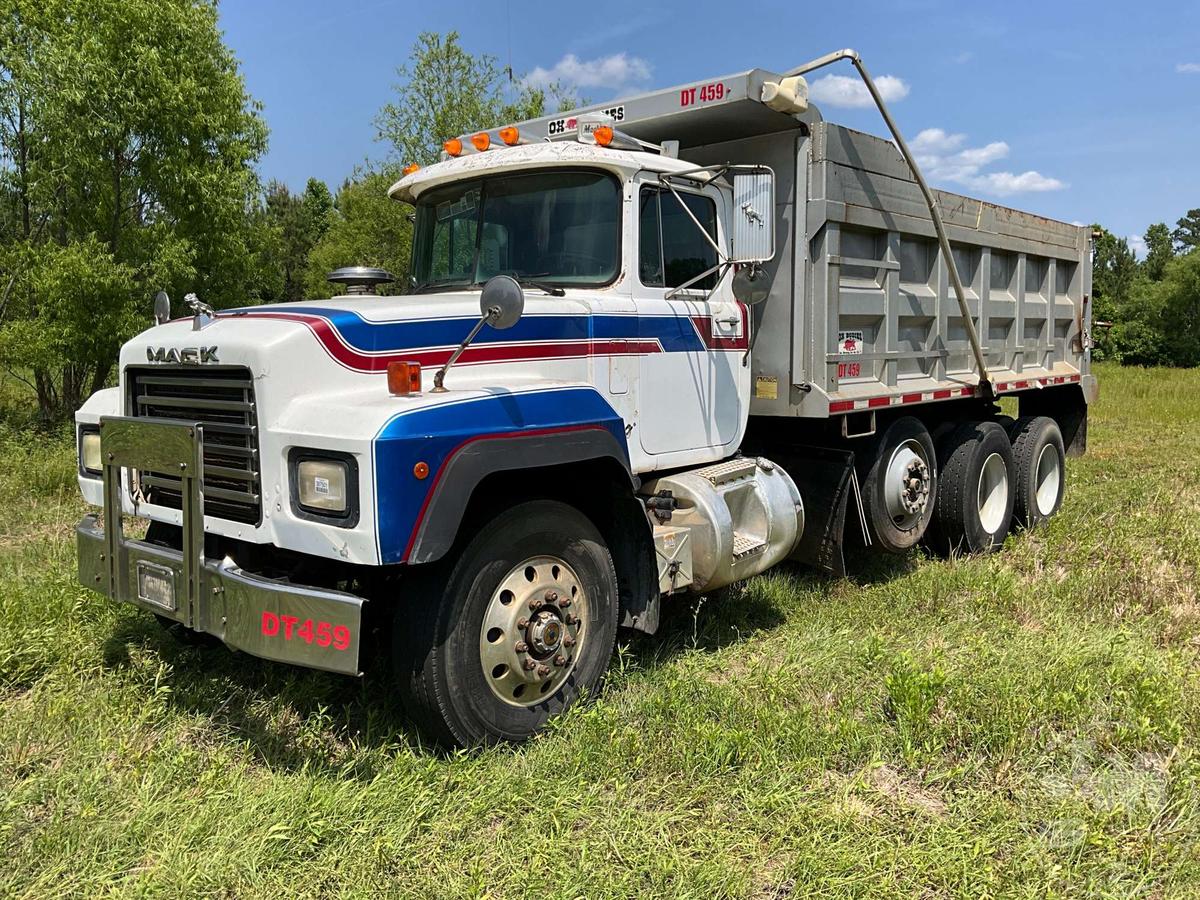 1996 MACK RD690S TRI-AXLE DUMP TRUCK VIN: 1M2P264C2TM022459