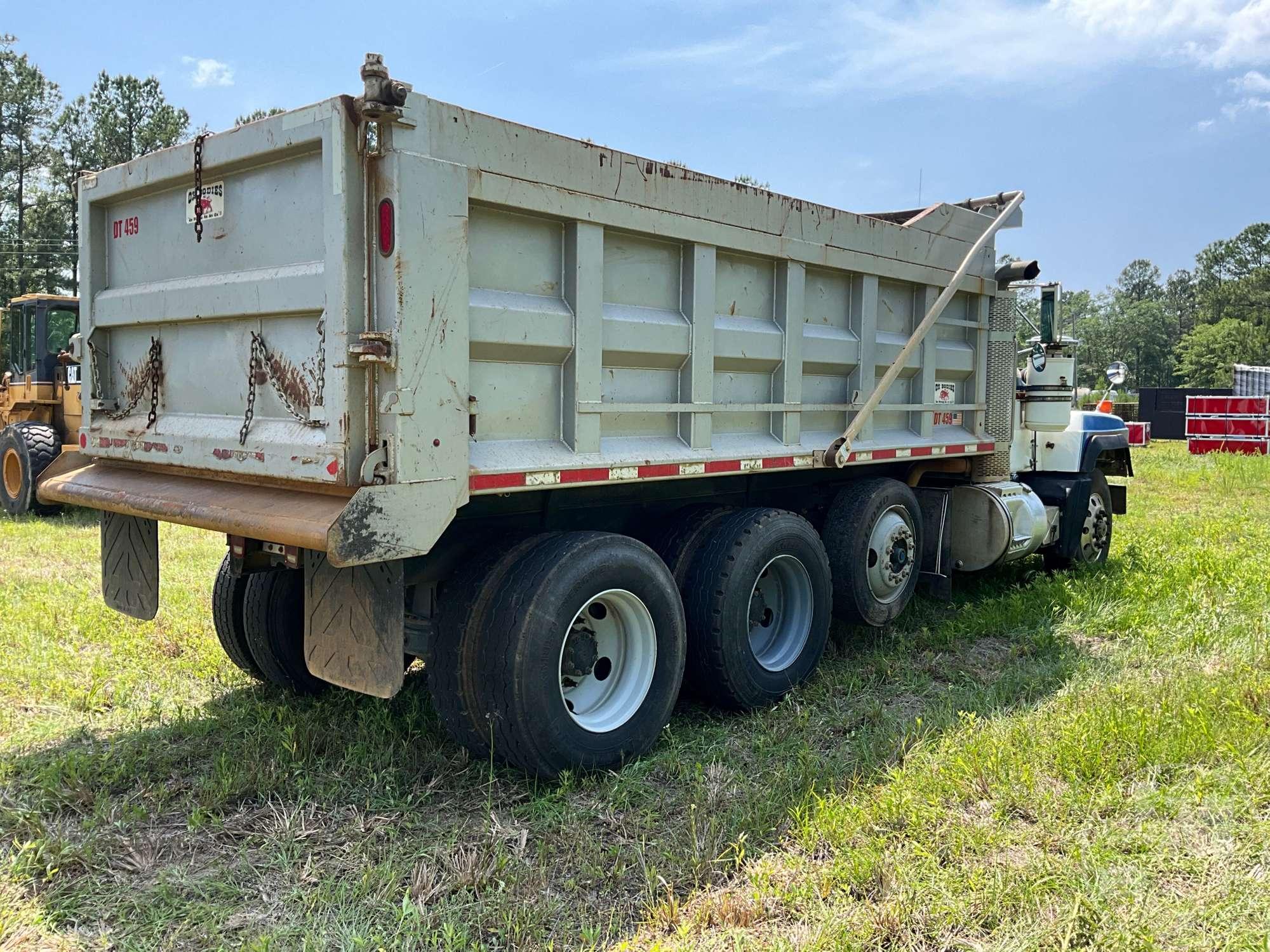 1996 MACK RD690S TRI-AXLE DUMP TRUCK VIN: 1M2P264C2TM022459