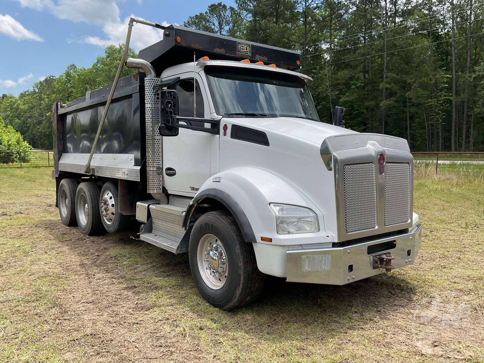 2017 KENWORTH T880 TRI-AXLE DUMP TRUCK VIN: 1NKZXPEX2HJ160936