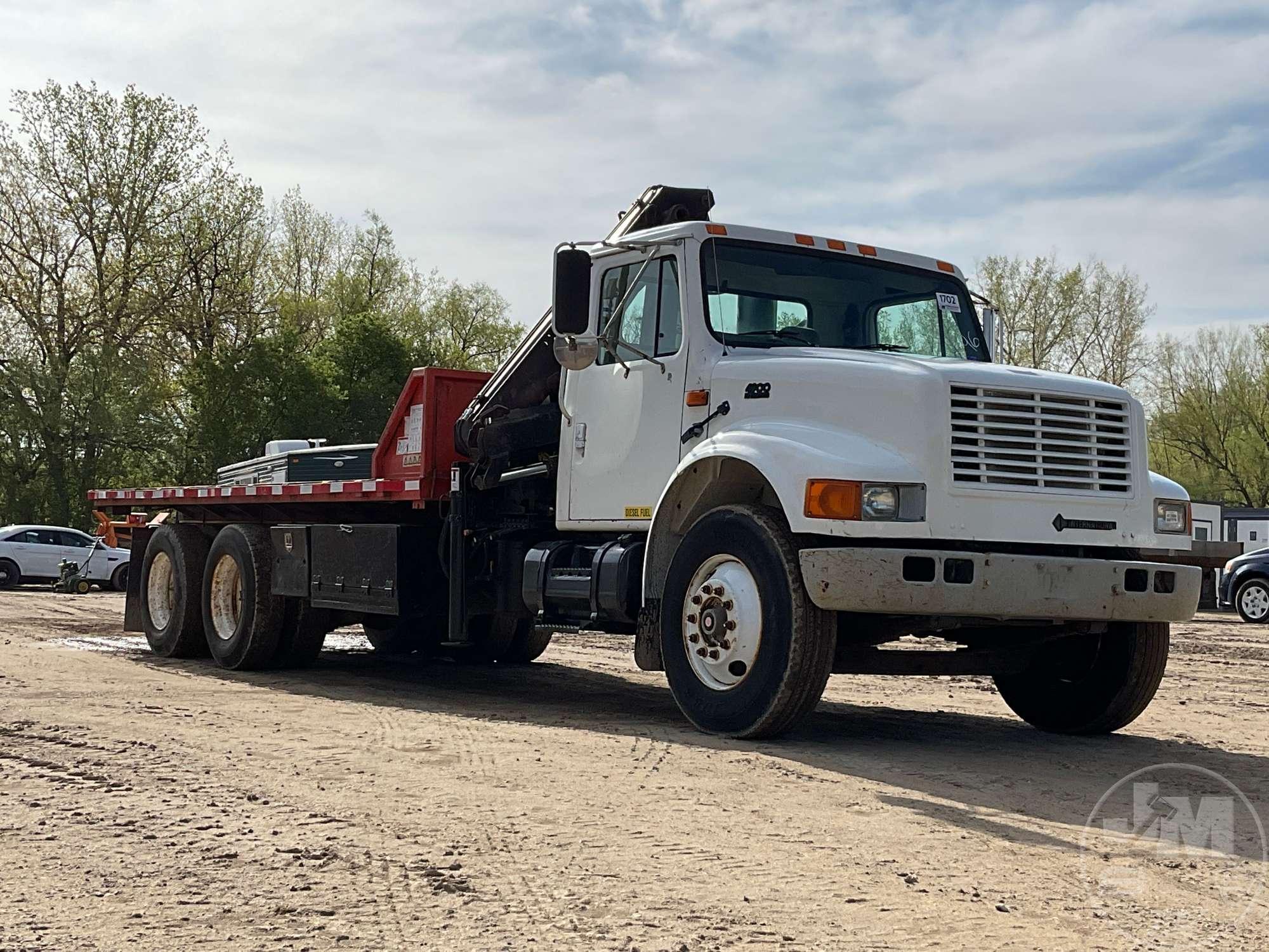 1996 INTERNATIONAL F-4900 CRANE TRUCK VIN: 1HTSHAARXTH381191