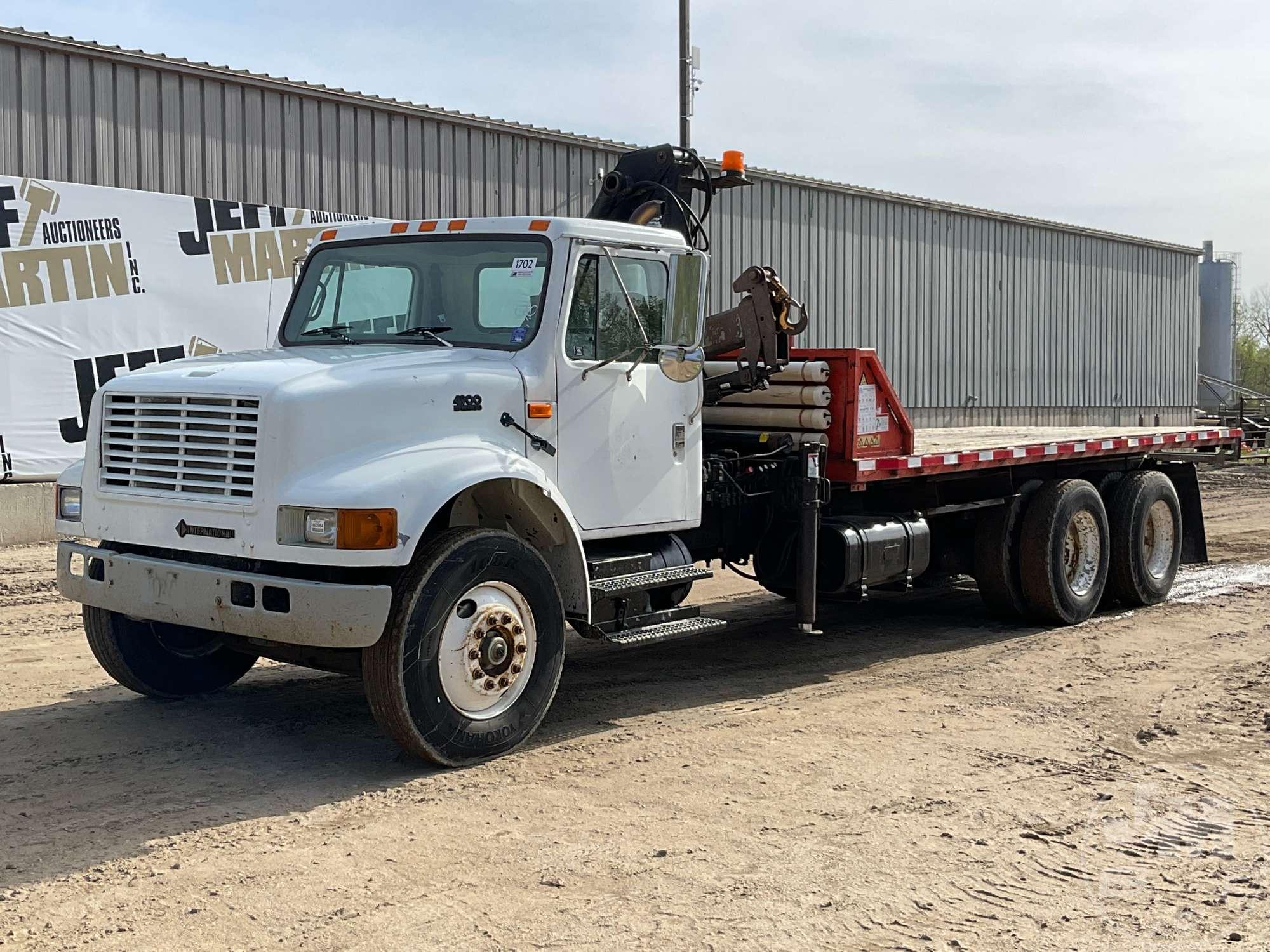 1996 INTERNATIONAL F-4900 CRANE TRUCK VIN: 1HTSHAARXTH381191