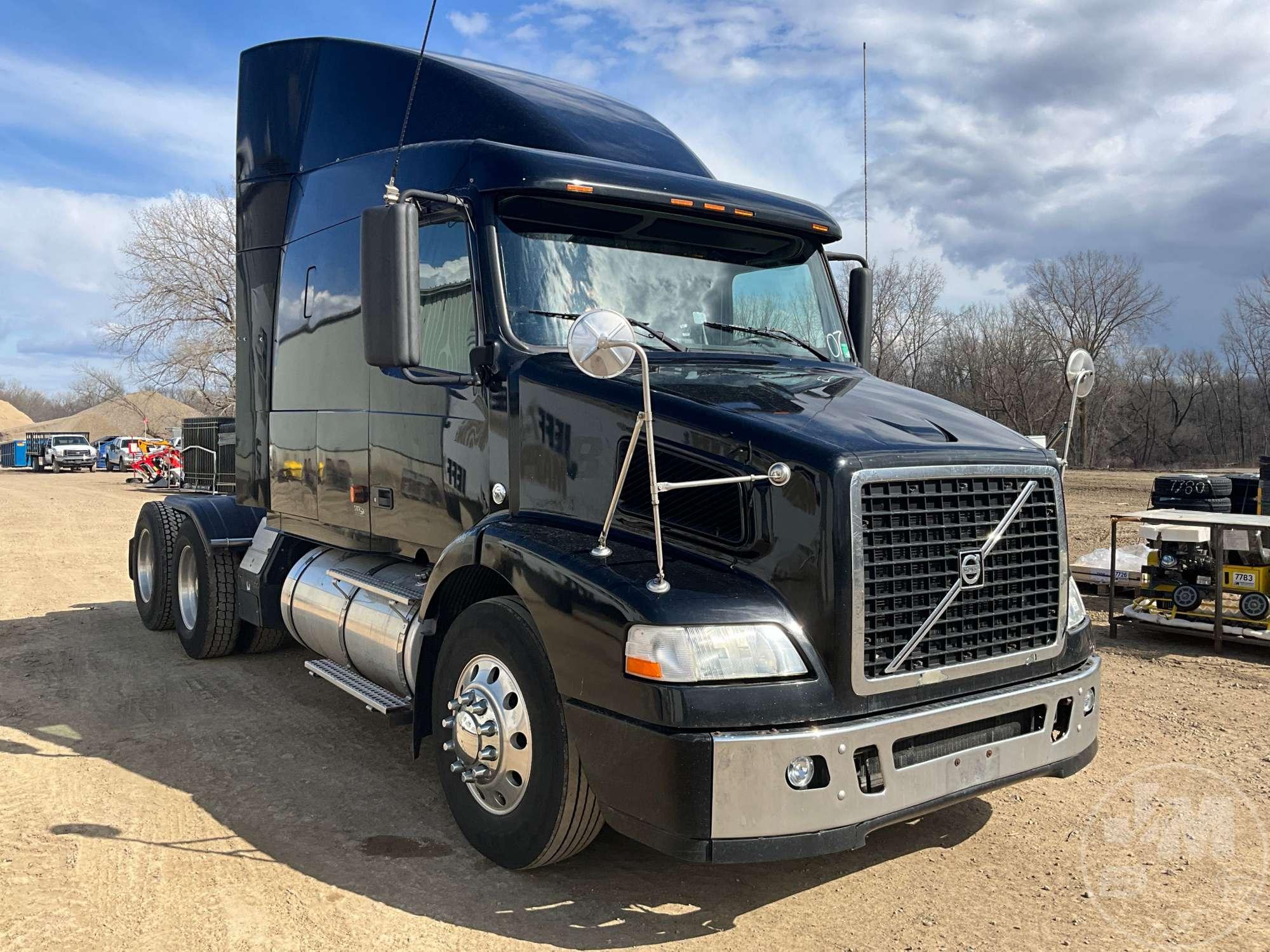 2007 VOLVO TRUCK VNM TANDEM AXLE TRUCK TRACTOR VIN: 4V4MC9GH97N447890