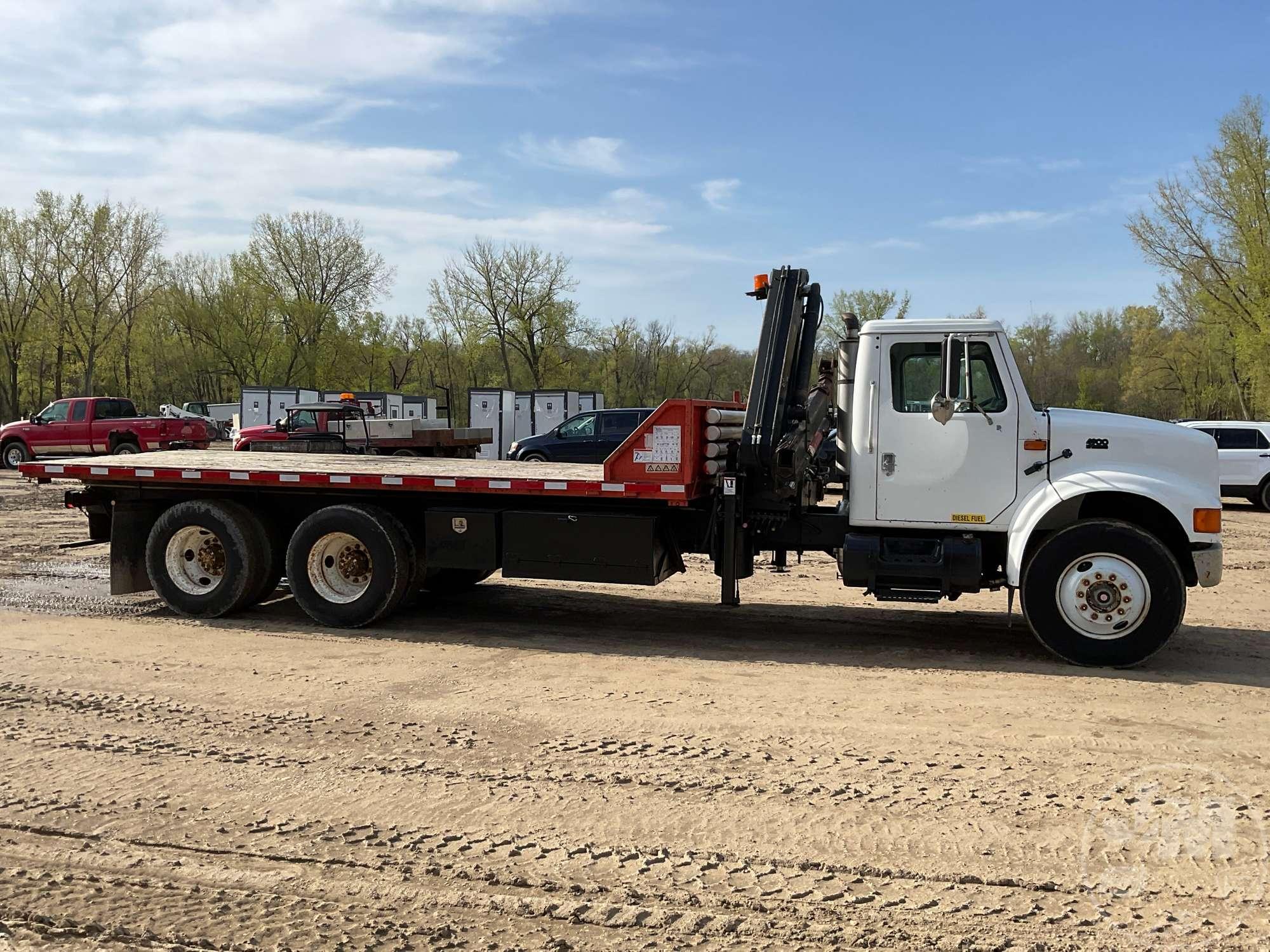 1996 INTERNATIONAL F-4900 CRANE TRUCK VIN: 1HTSHAARXTH381191