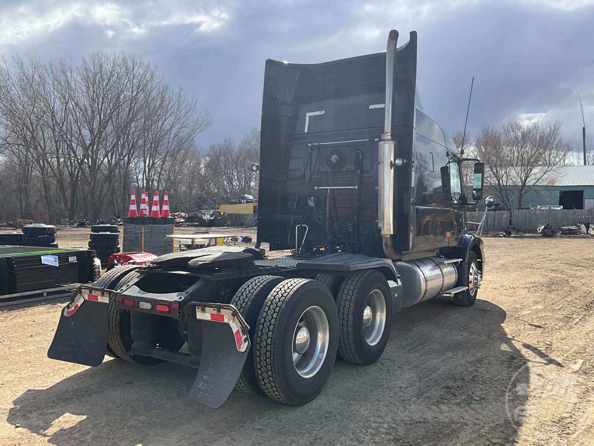 2007 VOLVO TRUCK VNM TANDEM AXLE TRUCK TRACTOR VIN: 4V4MC9GH97N447890