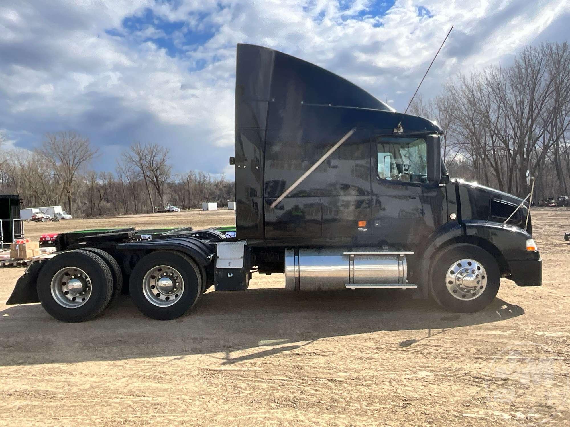 2007 VOLVO TRUCK VNM TANDEM AXLE TRUCK TRACTOR VIN: 4V4MC9GH97N447890