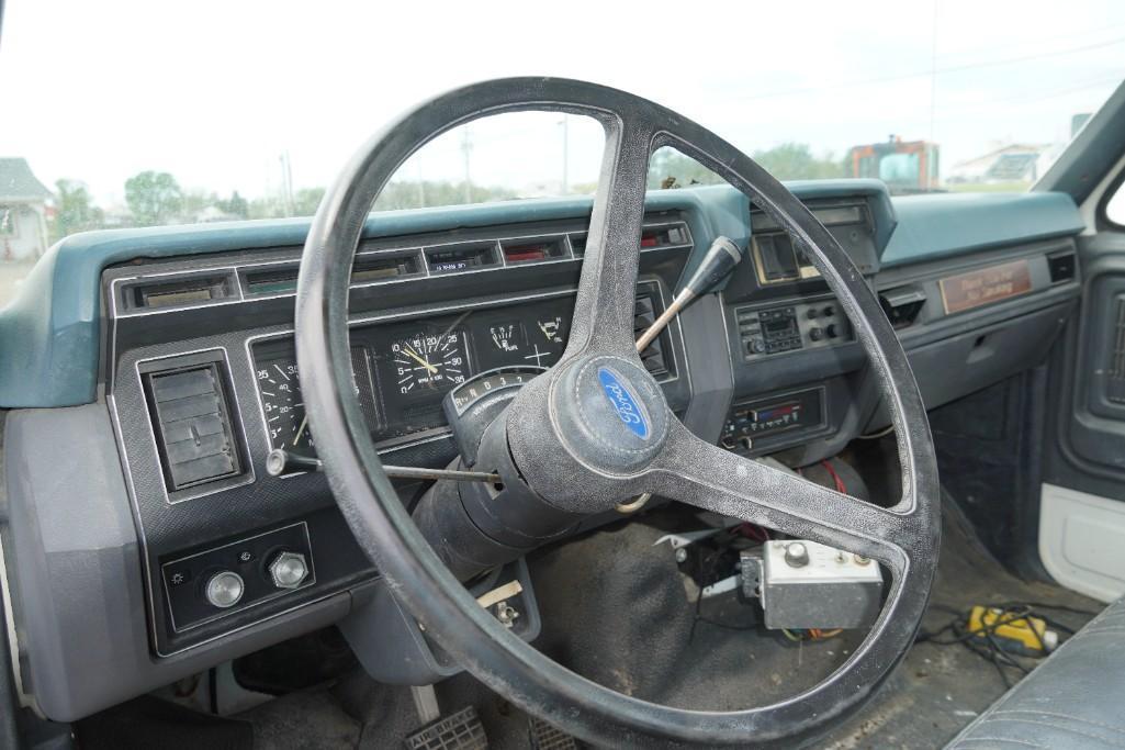 1994 Ford F700 Paint Truck