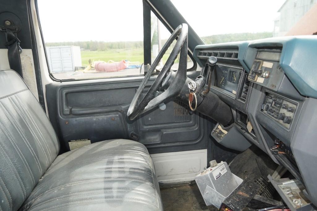 1994 Ford F700 Paint Truck