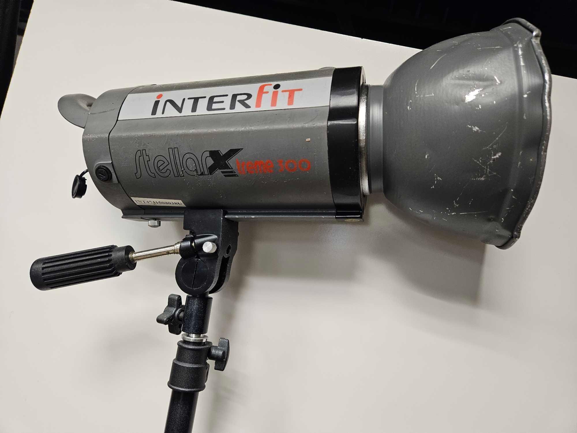 INTERFIT STELLAR XTREME 300 STUDIO PHOTOGRAPHY LIGHT on Tripod